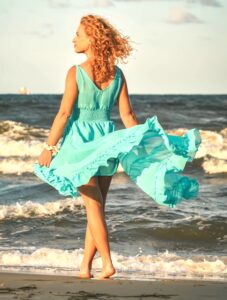Picture of woman on the beach with the words: 5 daily habits that pay off for life